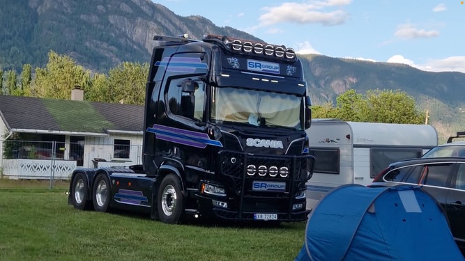 Scania vogntog med SR Group-skilt